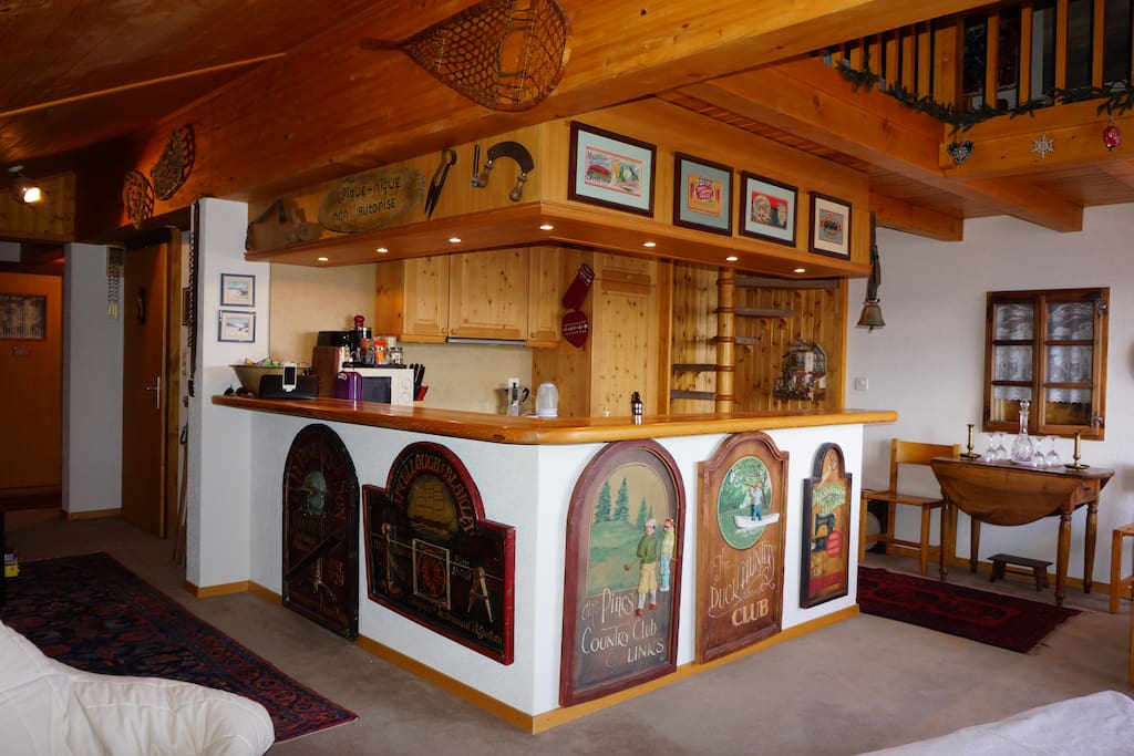 Entrance & Kitchen Bar