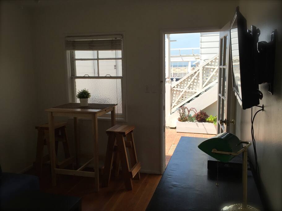 LIVING ROOM WITH SOFA BED (CABLE TV & WIRELESS INTERNET)