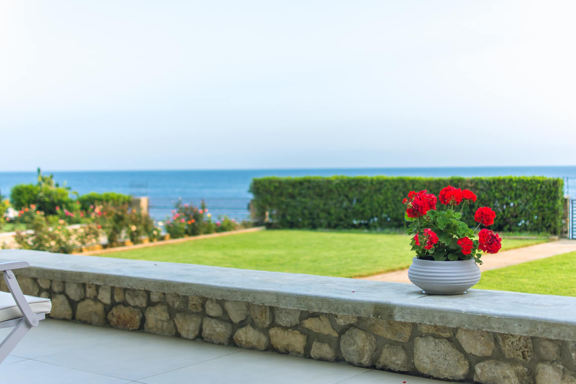La villa Seacret è una casa al mare, dove gli alberi di olio d'oliva, incontrano il mare.