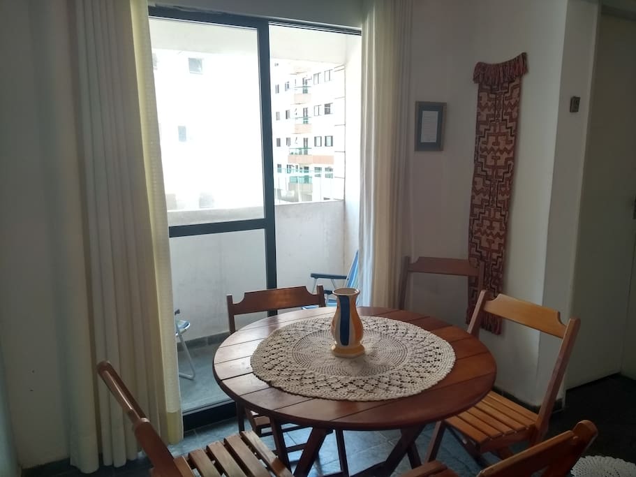 Espaço versátil! Uma agradável sacada e mesa para: refeições, jogos, estudo, trabalho, como você preferir.