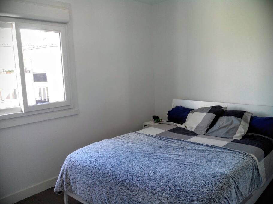 La chambre ! Avec un graaaand lit ! (si vous avez des idées déco ?)