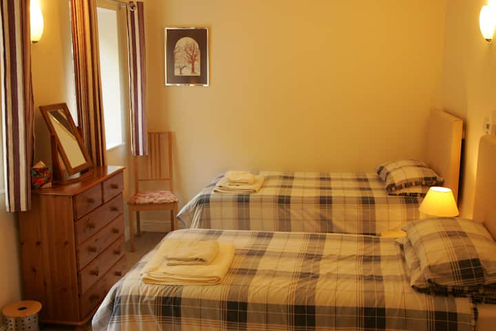 Dormitorio con 3 camas.