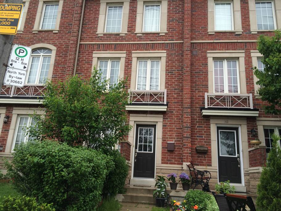 Townhouse within Oakdale village at the north side of Toronto. All rooms are in the 3rd floor. Bus stop is just outside our doorstep and 20-30 mins away to Wilson station. Nearest landmarks: York plaza, Humber River Regional Hospital, Yorkdale Mall.
