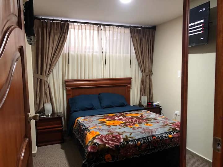 卧室配有大床，可供2人舒适入住，配备鞋架的大衣橱、便携式加热器、电视。
