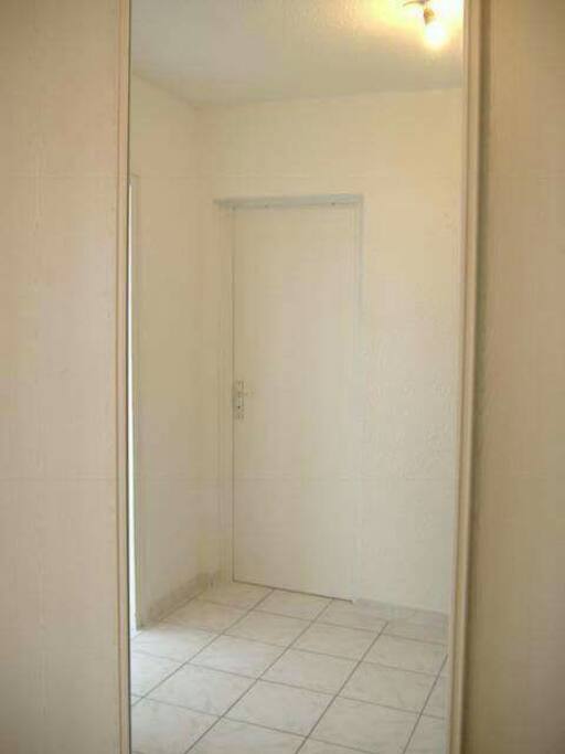 Hall d'entrée avec armoire + cintre.