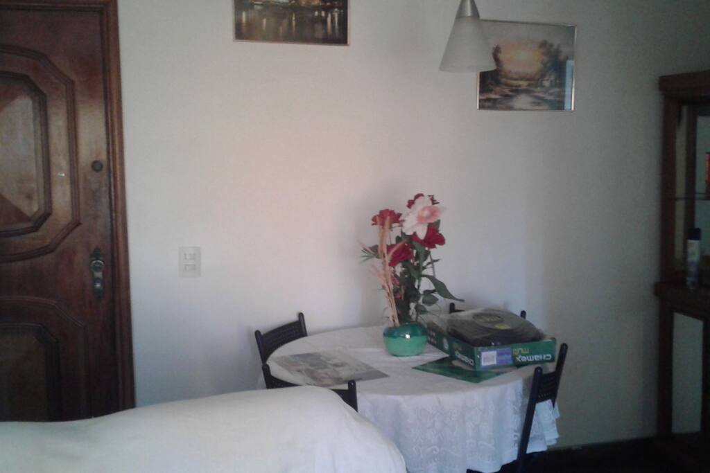 Sala de estar em L com sala de jantar.