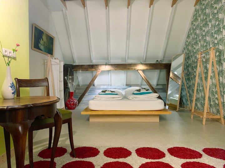 Een ruime slaapkamer op de eerste verdieping