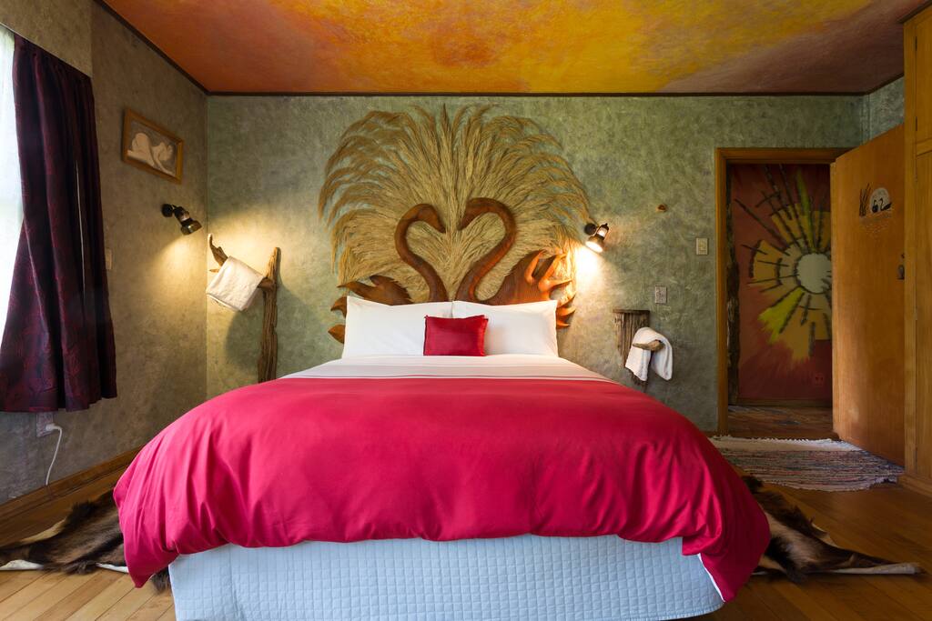 The headboard is one of the highlight in this room. The handcrafted wood by the owner, with New Zealand grass (toitoi) is been added to the wall as a background to the headboard.
