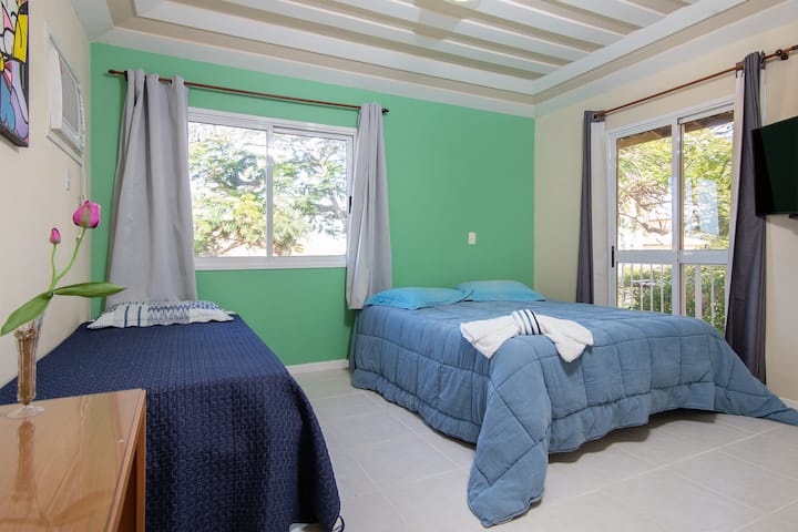 Კიდევ ერთი ფლიგელი მეორე სართულზე თანა-ტელევიზორი და ნეტფლიქსი. Ყველაზე დიდი ფლიგელი ორადგილიანი საწოლითა და ერთადგილიანი საწოლით. დიდი სააბაზანო. 
Ზღვის ხედი ნიავი თითქმის მთელი წლის განმავლობაში. Პიკინაზე ხედი. 