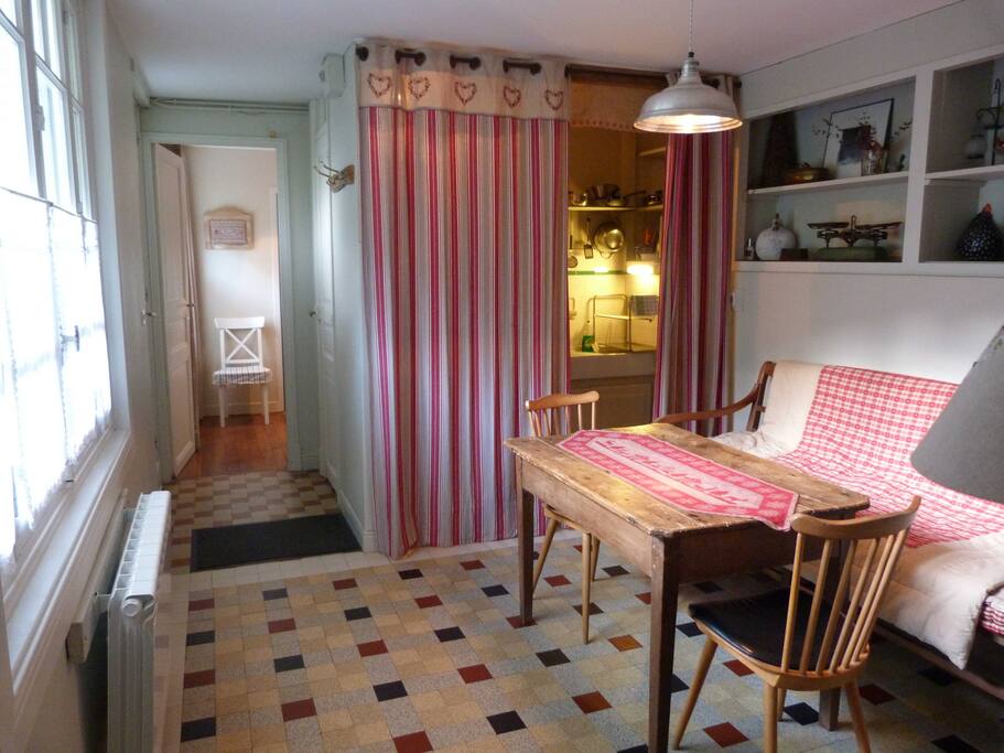 Salle de séjour avec coin repas