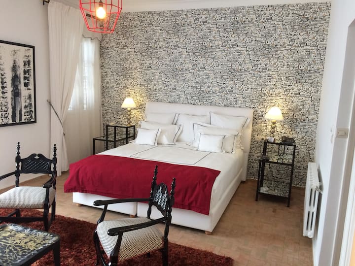 一楼的「FORNASETTI」套房，配备2米宽双人床和卫生间。