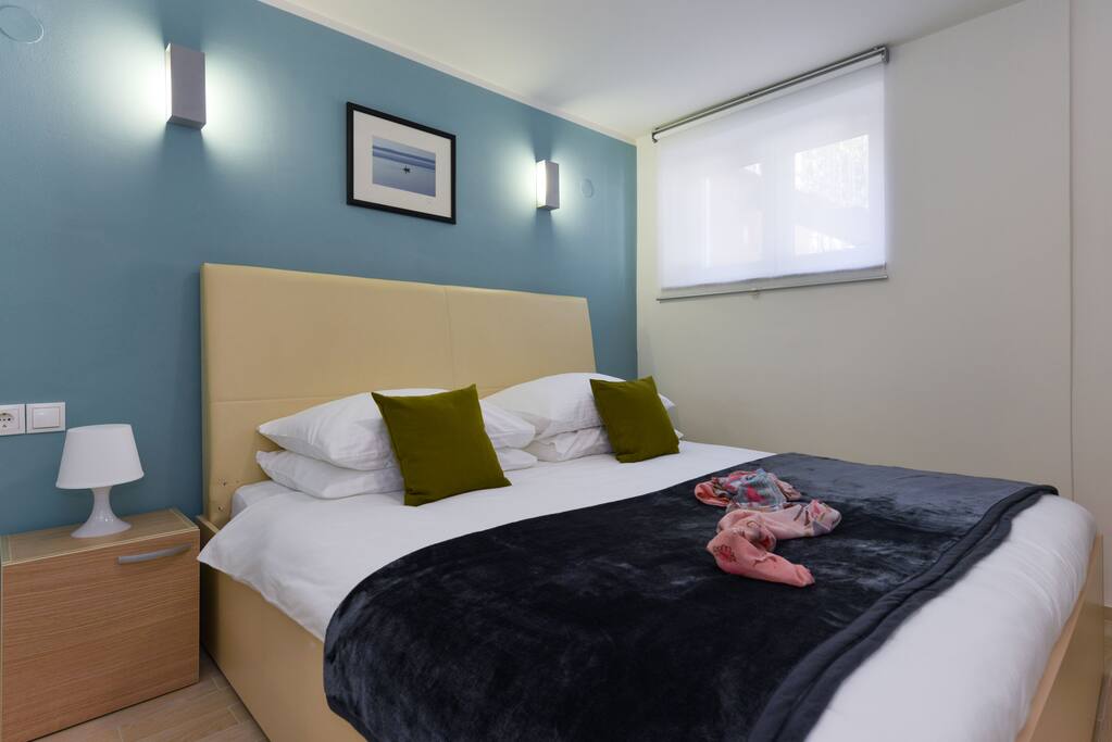 Bedroom with king size bed