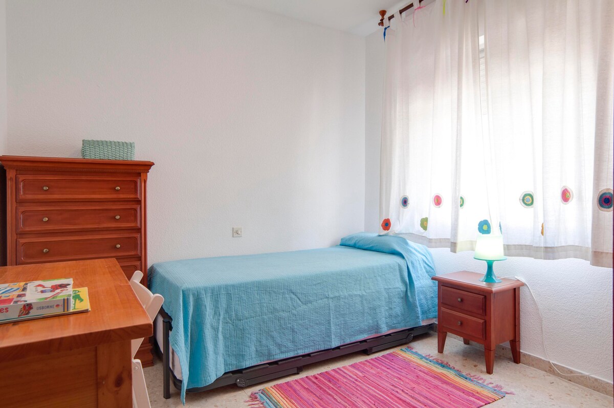 Jednolôžková izba s možnosťou dvoch lôžok. Výhľad na bazén