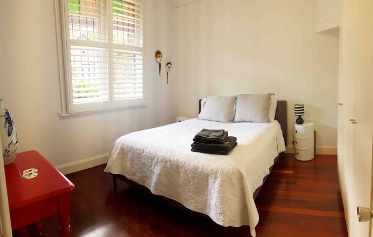 Fantastic Light Filled Room in Newtown