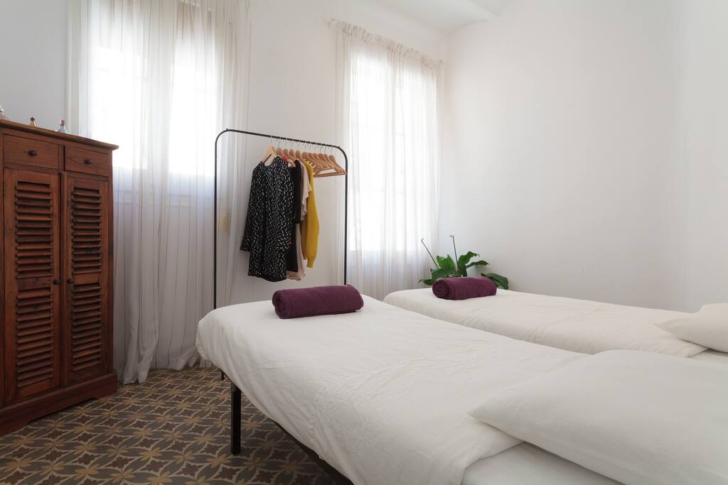 Bedroom with 2 single beds