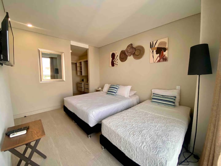 ✨ غرفة النوم الرئيسية: استمتع بالنوم بسلام في جناحك، مع خزانة كبيرة وحمام فاخر مع دش مطري، وتشعر وكأنك في فندق خمس نجوم.

غرفة النوم ✨ الرئيسية: النوم بسلام في جناحك.
