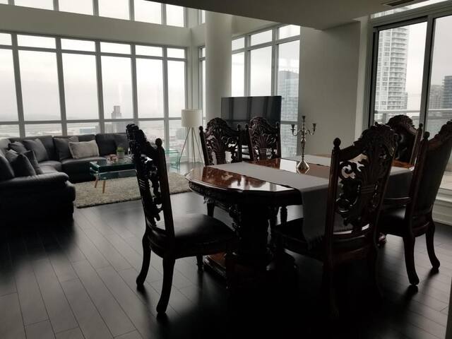 Stunning Two Storey Penthouse in Downtown gallery image 4