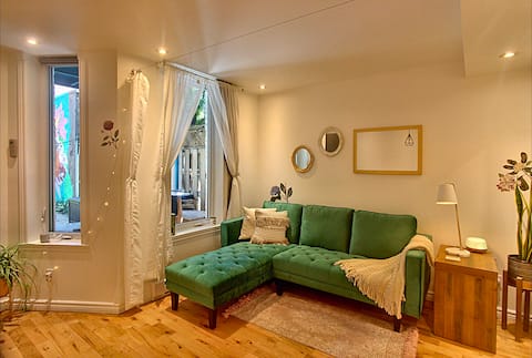 Successful Airbnb property: Beautiful, Great area, Parking, Next to Metro! in Rosemont–La Petite Patrie