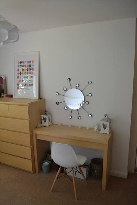 Private Room - Dressing Table / Desk