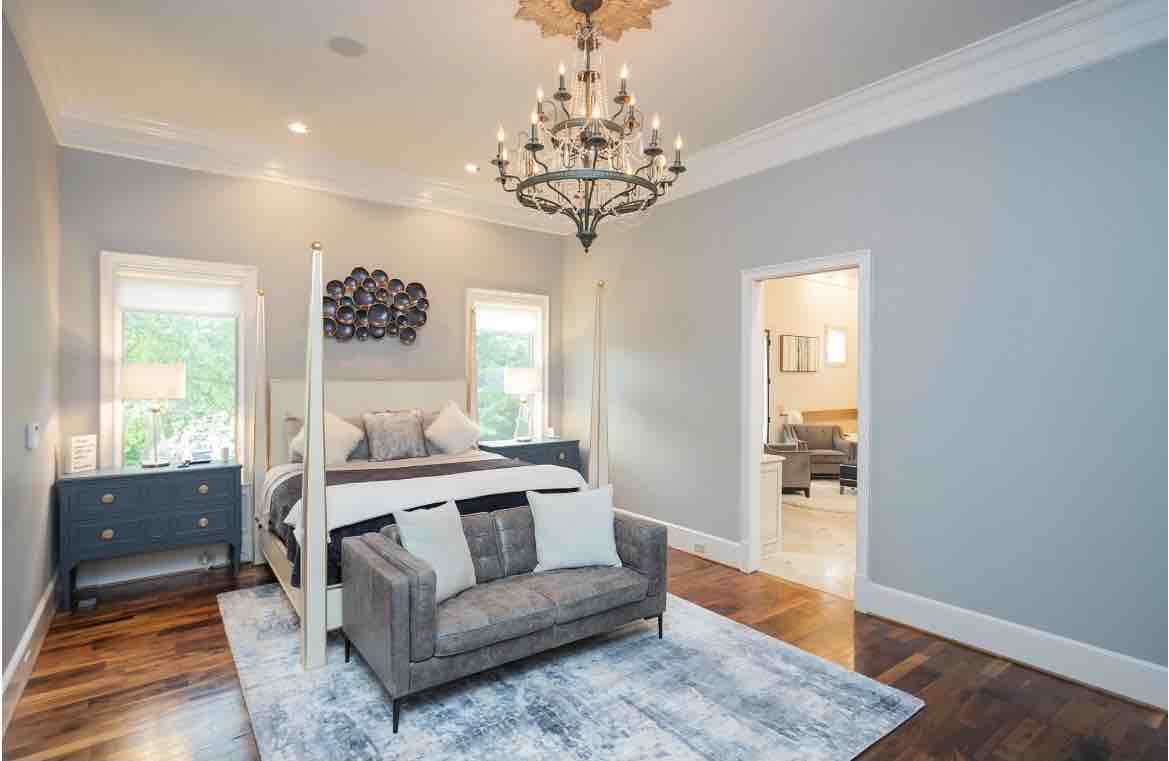 Prostrana glavna spavaća soba s bračnim krevetom i stropom od 12'