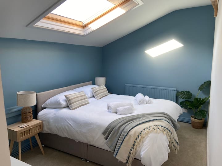 2nd bedroom with a king sized bed or an option of 2 single beds. 