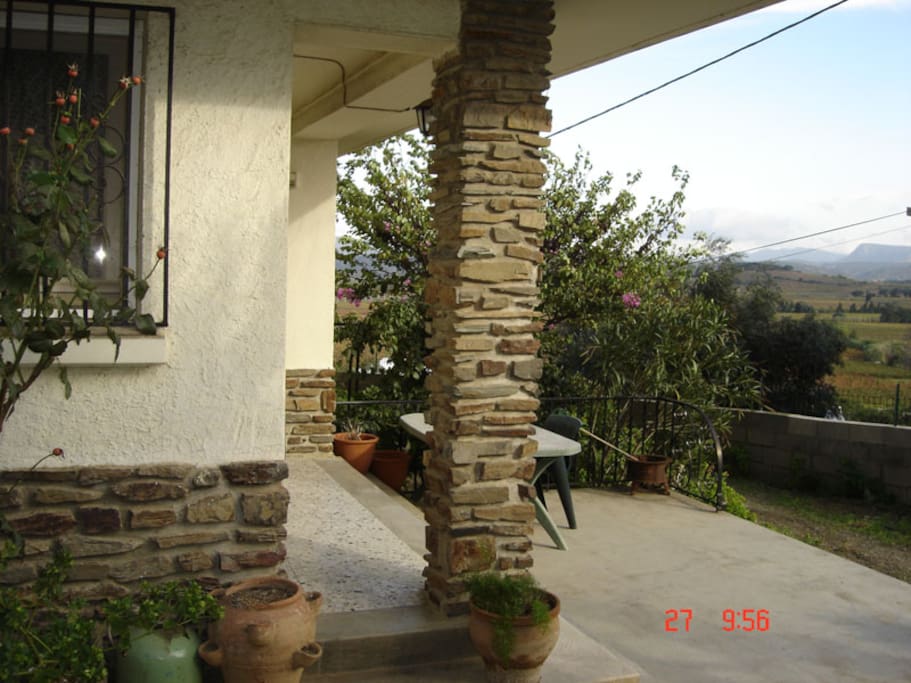 Le jardin avec la vue sur les montagnes