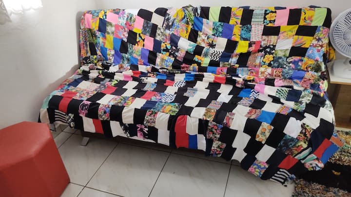 החדר הזה היה המקום שבו אנשים שמים אותו לעתים קרובות, מזרן אוויר לילדים ואני קניתי מזרן וספה נפתחת