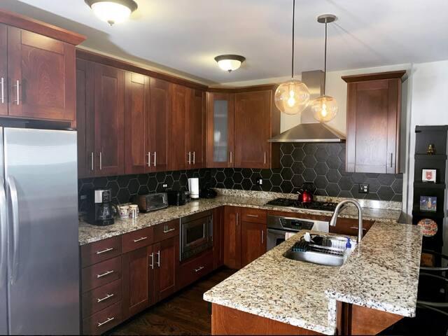 Luxurious & Artsy Condo in Bucktown – 4 Bed/3 Bath gallery image 2