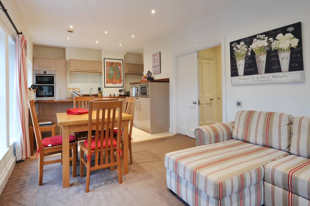 Bathwick View's reception room has a dining table for 6 and comfortable sofas. It has a Parisian theme.