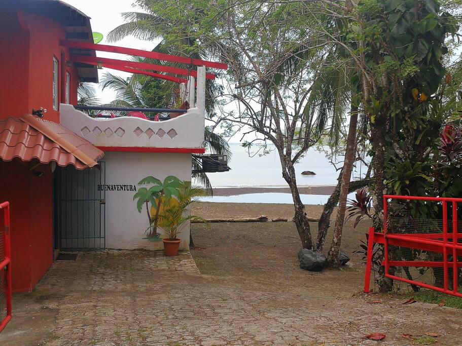 ENTRADA DE LA CASA....EL MAR CARIBE AL FONDO