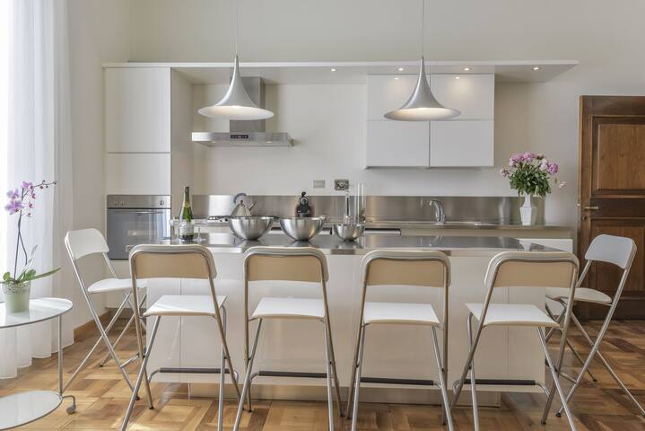 La Magnifica– A Vogue-featured exclusive penthouse gallery image 4