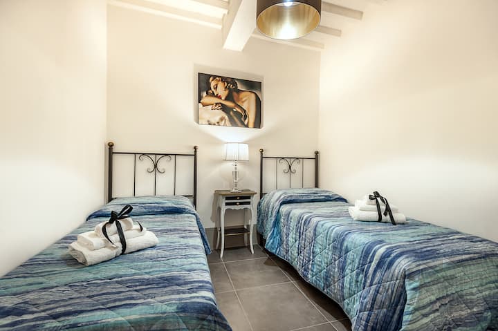 Chambre double avec lits simples, cette chambre n'a pas de fenêtre .