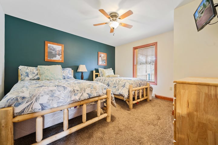 MAIN FLOOR BEDROOM - 1 TWIN/1 FULL
COMFORTABLY SLEEPS 3