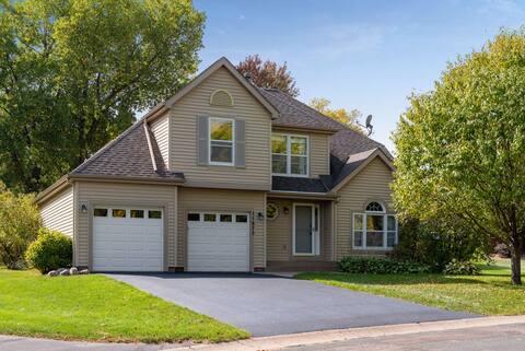 Stunning 5 BR, 2 King Suites, 4 BTH Home w Hot Tub