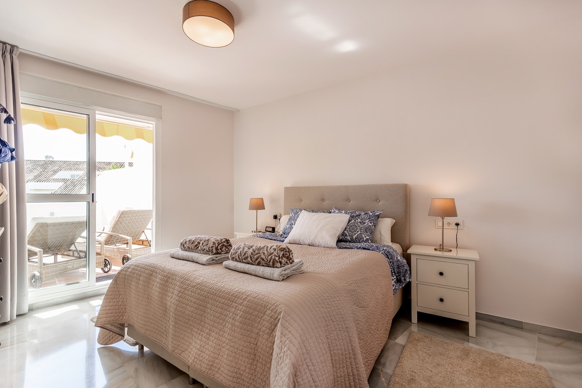 Chumba kikubwa cha kulala kilicho na bafu na ufikiaji wa mtaro mkubwa