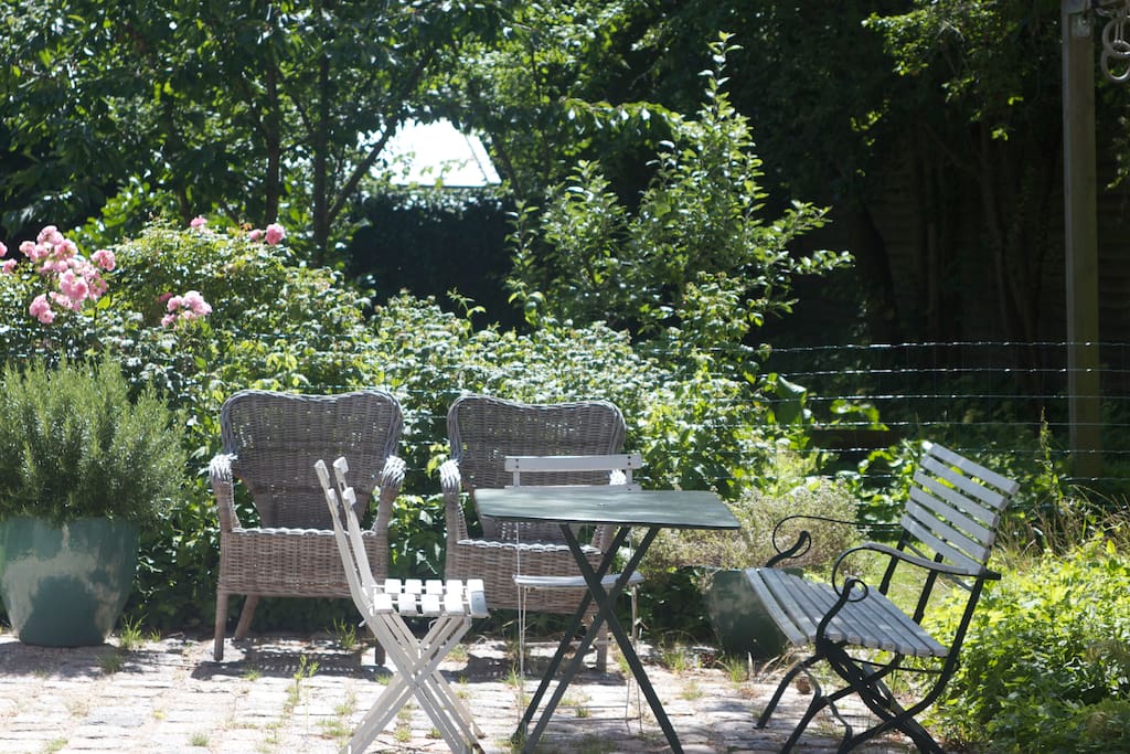 Enjoy summertime in the cosy yard.