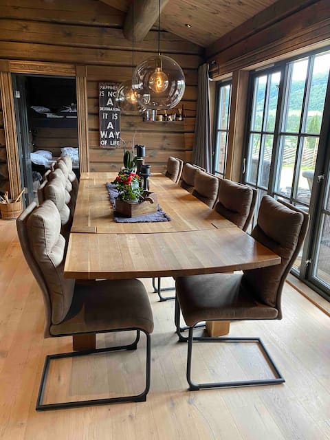 New, spacious log cabin