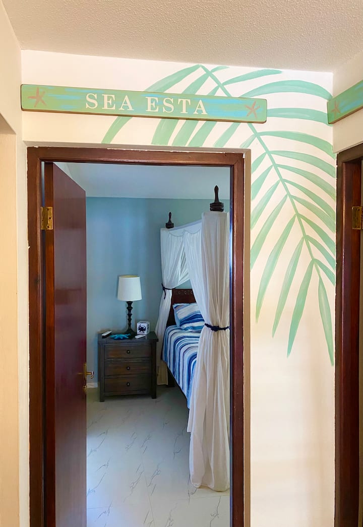 Sea Esta е нашата брачна спална соба со приватна бања 