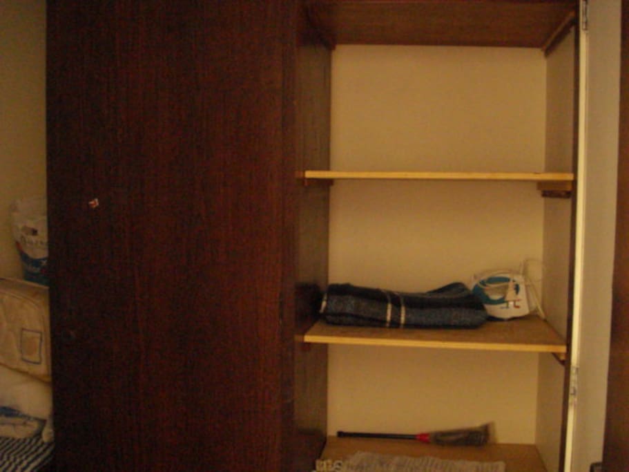 guarda-roupa de uma porta, tres gavetas e quatro prateleiras