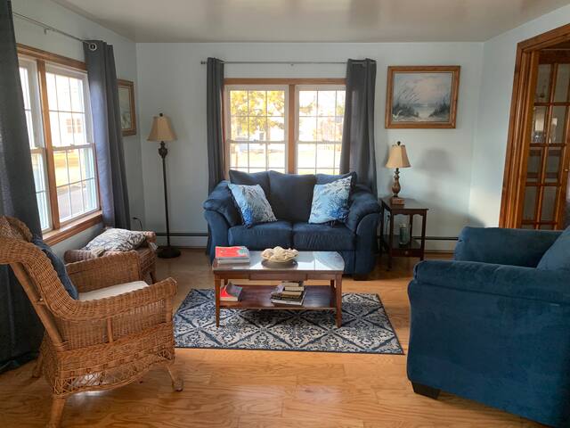 Escape to Seascape 4.5 BDRM, 7 beds. Walk to beach gallery image 5