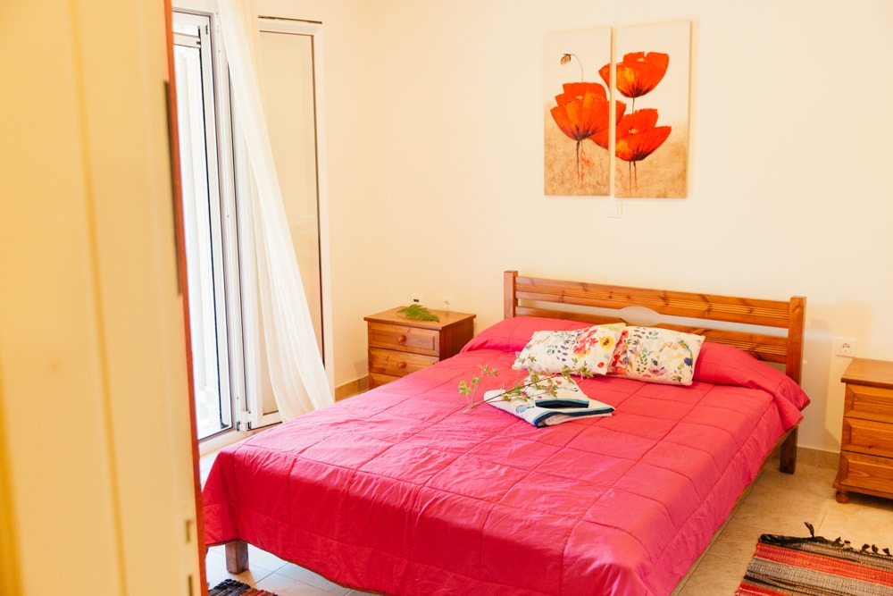 غرفة نوم مع مكيف وشرفة/تراس داخلي