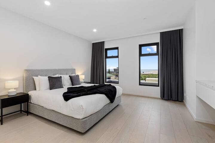 Luxurious 4 Bed Room Holiday House,with ocean view gallery image 2