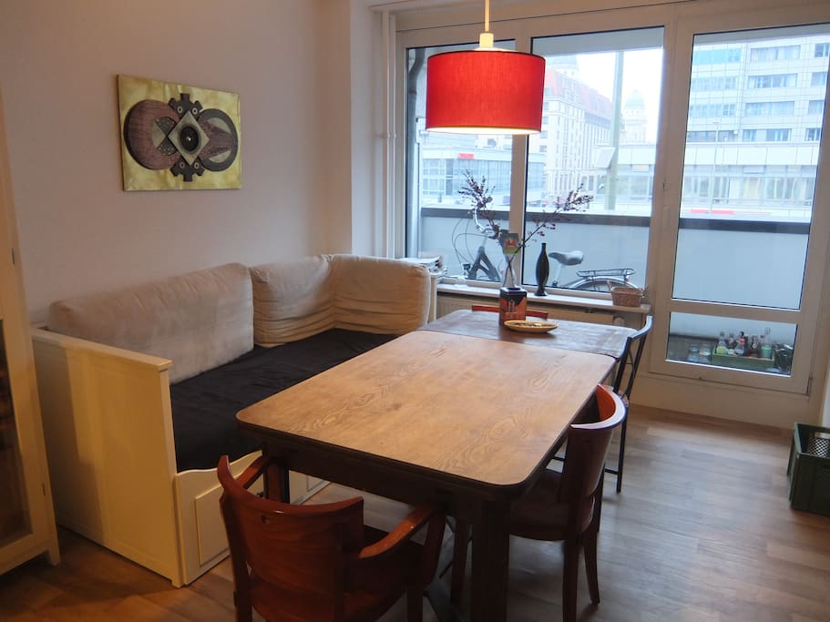 Wohnküche mit kleinem Balkon/
kitchen with dining room and small balcony/
pokoj jadalny z malym balkonem