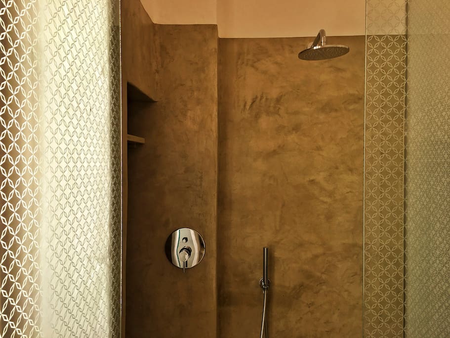 Mustard room shower