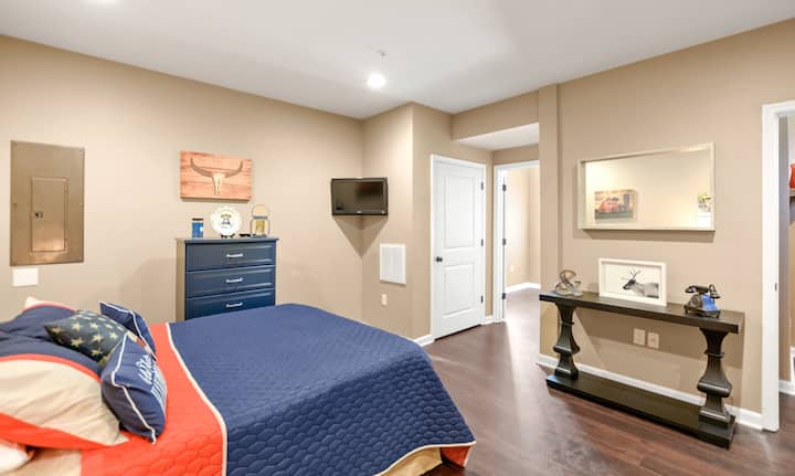 סוויטה במפלס התחתון עם מצעי קווין סייז מפוארים.