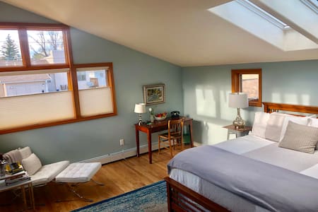 Luxurious Private Suite Close to Trails AND Town