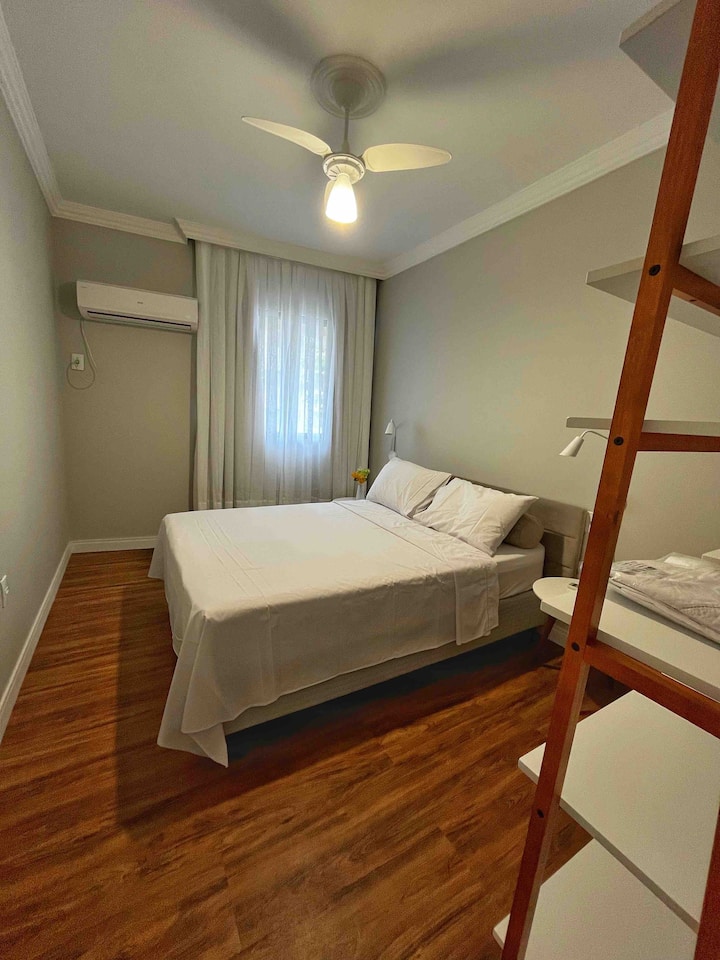 Zeer comfortabele sociale ruimte met tweepersoonsbed en veel ruimte voor je spullen.