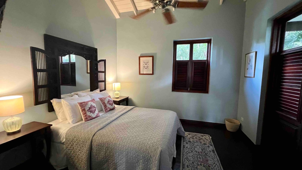 AG 2楼标准双人床卧室，配备额外的单人床和套房浴室。