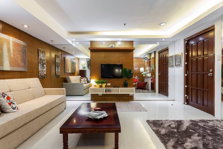 ★★★★★ QUIET & SPACIOUS Central QC + Balcony for 6