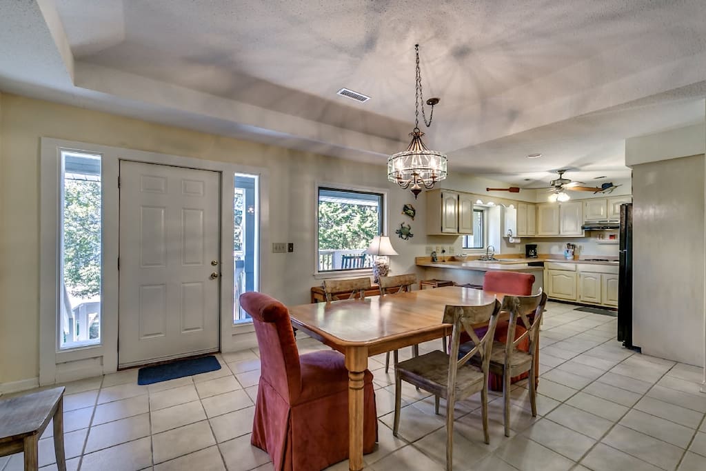 Dining Room,Indoors,Room,Dining Table,Furniture